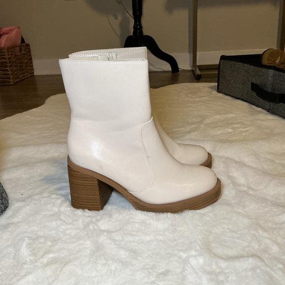 Universal Thread Shoes - White Ankle Boots with Chunky Heel